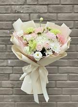 Букет цветов из:  Гвоздики, Розы, Лизиантусы и Хризантемы в Красном