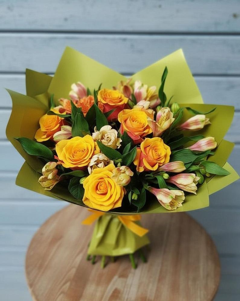 Букет цветов из: Альстромерии и Розы в Красном