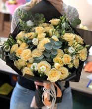 Букет цветов из:  Розы и Лизиантусы в Красном