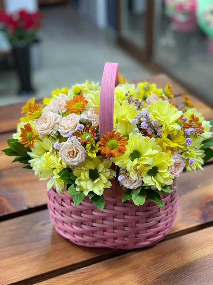 Цветочная композиция из Хризантемы и Розы в корзине в Красном
