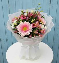 Букет цветов из:  Герберы, Альстромерии и Лизиантусы #REPLACE_PRED# Красном