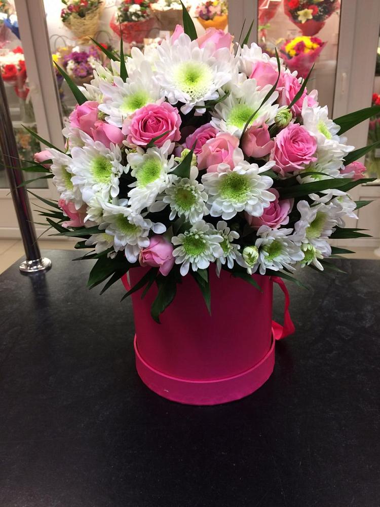 Цветочная композиция из Розы и Хризантемы в шляпной коробке в Красном