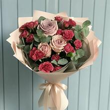 Букет цветов из:  Гвоздики и Розы в Красном