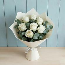 Букет Белые розы в Эвкалипте в Красном