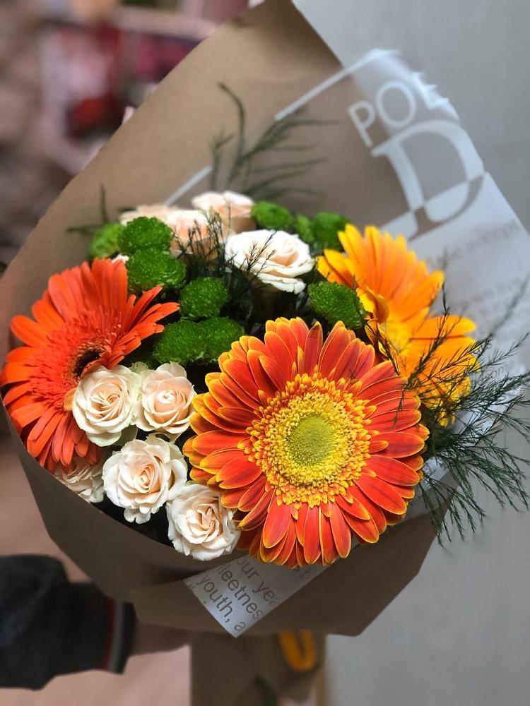 Букет цветов из: Герберы, Хризантемы и Розы в Красном