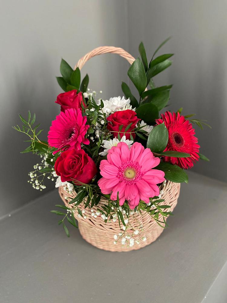 Цветочная композиция из Розы, Хризантемы и Герберы в корзине в Красном