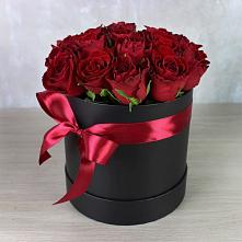 Цветочная композиция из Розы в шляпной коробке в Красном