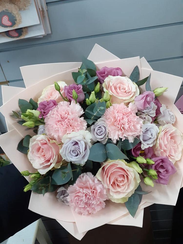 Букет цветов из: Розы, Гвоздики и Лизиантусы в Красном