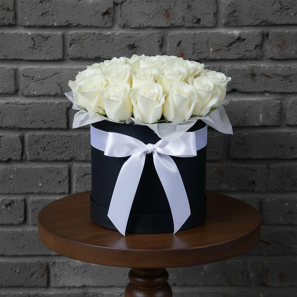 Цветочная композиция из Розы в шляпной коробке в Красном