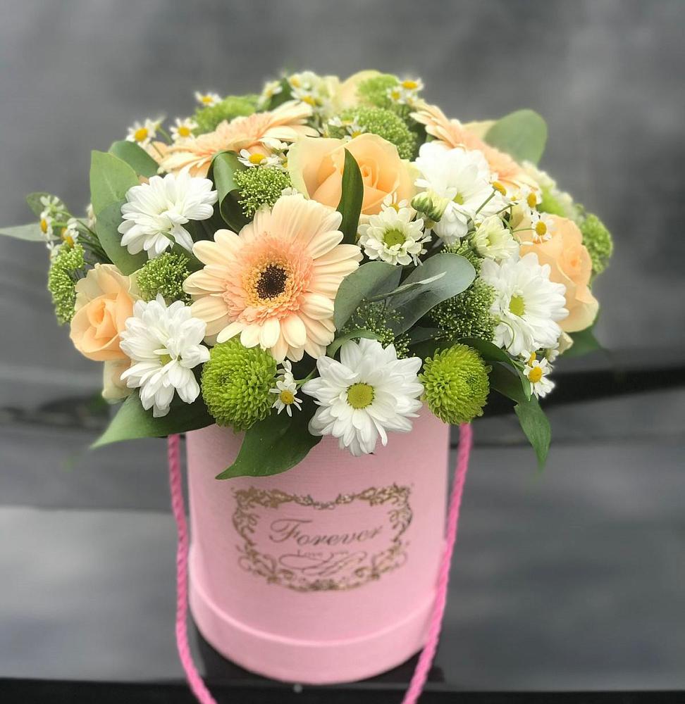 Цветочная композиция из Розы, Герберы и Хризантемы в шляпной коробке в Красном