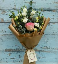 Букет цветов из:  Розы и Лизиантусы в Красном