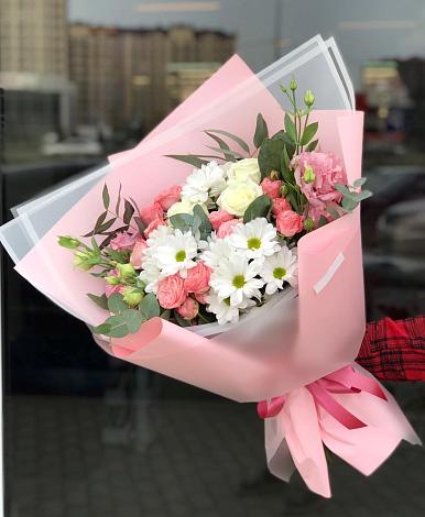 Букет цветов из: Розы, Лизиантусы и Хризантемы в Красном