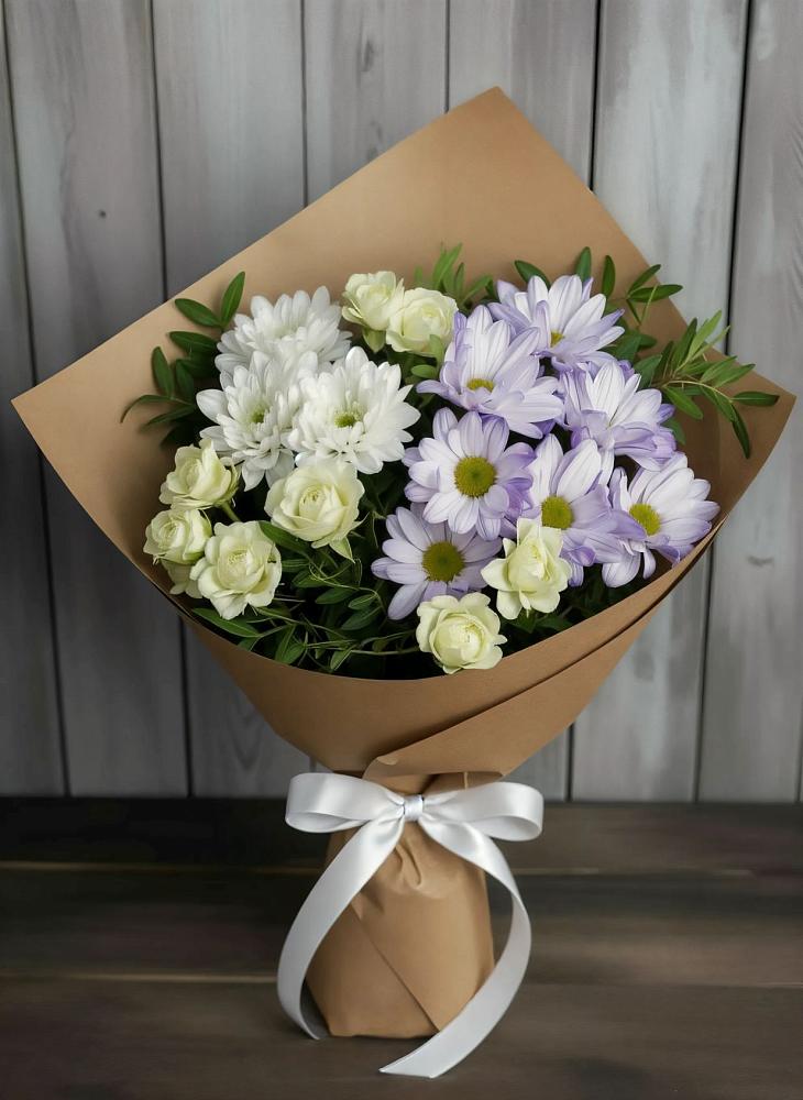 Букет цветов из: Хризантемы и Розы в Красном