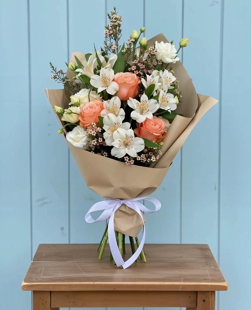 Букет цветов из: Альстромерии, Лизиантусы, Розы и Хризантемы в Красном