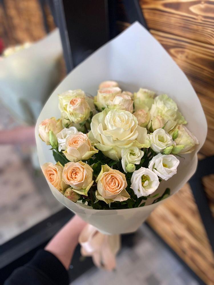 Букет цветов из: Розы и Лизиантусы в Красном