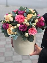 Цветочная композиция из Розы в шляпной коробке в Красном