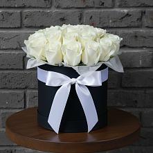 Цветочная композиция из Розы в шляпной коробке в Красном