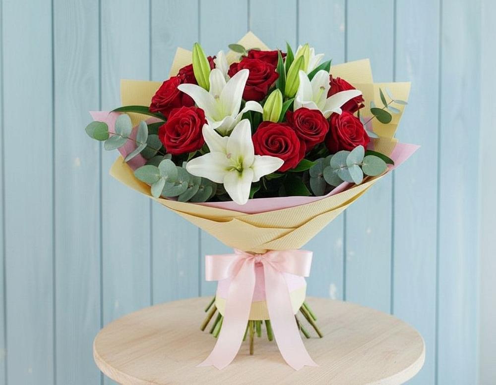 Букет цветов из: Лилии и Розы в Красном